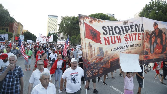 “Shqipëria nuk është në shitje”, dita e 27 e protestës në Tiranë, vijojnë thirrjet për dorëheqjen e Ramës
