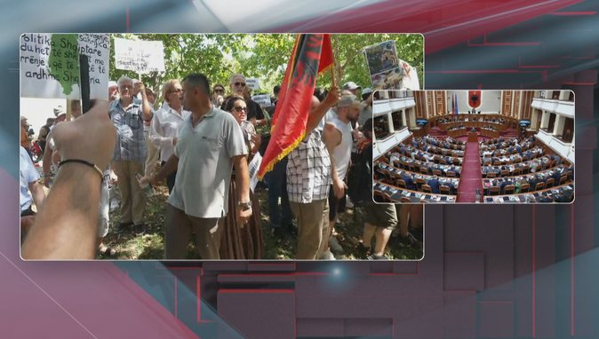 Protestuesit rrethojnë Kuvendin, e shoqërojnë me thirrje: “Ju erdhi fundi”