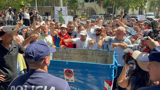 “Këtu e keni vendin”, Protestuesit rrethojnë Kuvendin, vendosin kosha plehrash në hyrje