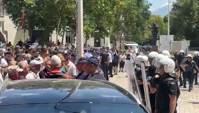 Përplasje mes policisë dhe protestuesve para Parlamentit, mbërrijnë edhe Forcat e Ndërhyrjes së Shpejtë