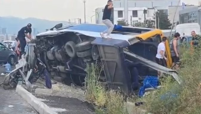 Aksident i rëndë në autostradë, furgoni del nga rruga, njerëzit mbeten të bllokuar brenda