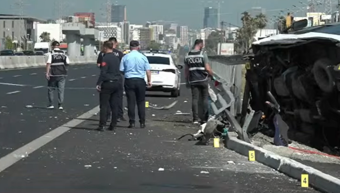 Aksidenti tragjik në autostradën Durrës-Tiranë, policia del me njoftim zyrtar: 1 i vdekur dhe 12 të plagosur
