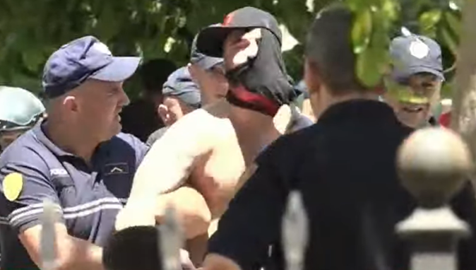 Sërish përplasje para Kuvendit. Policia hedh gaz lotsjellës dhe ujë drejt protestuesve. Shoqërohen shumë prej tyre