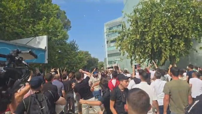 23 protestues të shoqëruar, 9 policë të lënduar, protesta para Parlamentit përfundon në përplasje të dhunshme