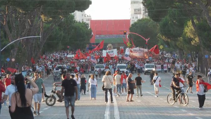 Protesta kombëtare, prej 35 ditësh kërkohet largimi i kryeministrit Edi Rama