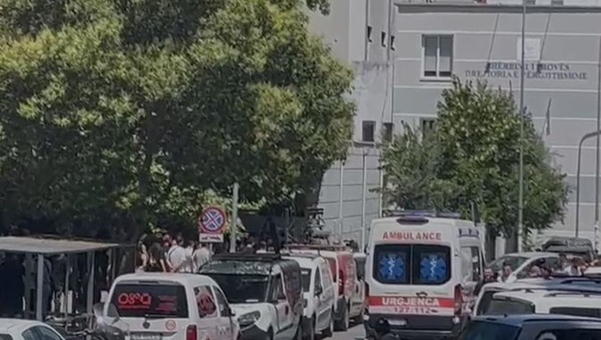 Protestuesi i ndaluar nuk u ndje mirë, mbërrin ambulanca në Gjykatën e Tiranës 