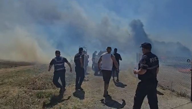 Përhapet me shpejtësi zjarri në Fier, flakët përfshijnë depot e ujit, rrezikohen banesa