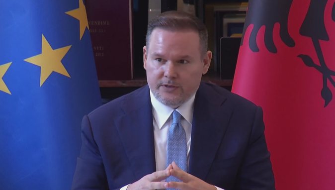 “Nga flamingot tek arkivoli” Demo: Vdekja nuk sjell zhvillim, dhuna nuk prodhon politikë