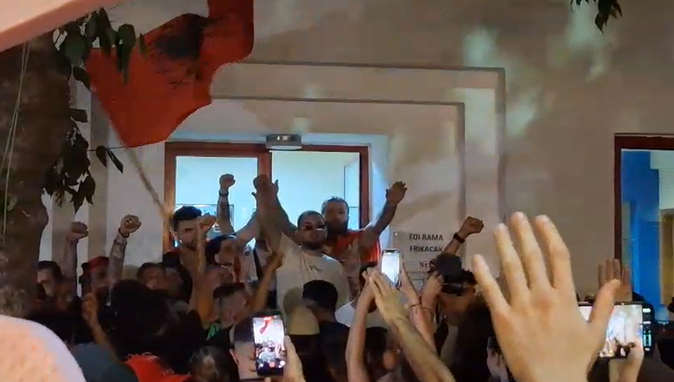 Veprimet e dhunshme në Komisariatin nr.3, policia arreston një protestues, procedohen 7 të tjerë