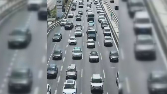 Gjobat nuk mjaftojnë, korsia e emergjencës, sërish e pushtuar në autostradën Tiranë-Durrës