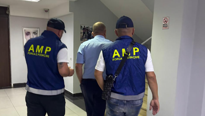 Shitje narkotikësh e organizim i paligjshëm i lojërave të fatit, në pranga një polic dhe dy persona