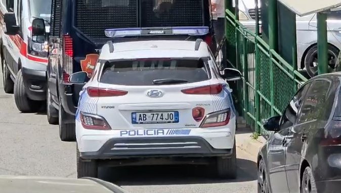 E rëndë në Kamëz, 16-vjeçari qëllon me thikë xhaxhanë