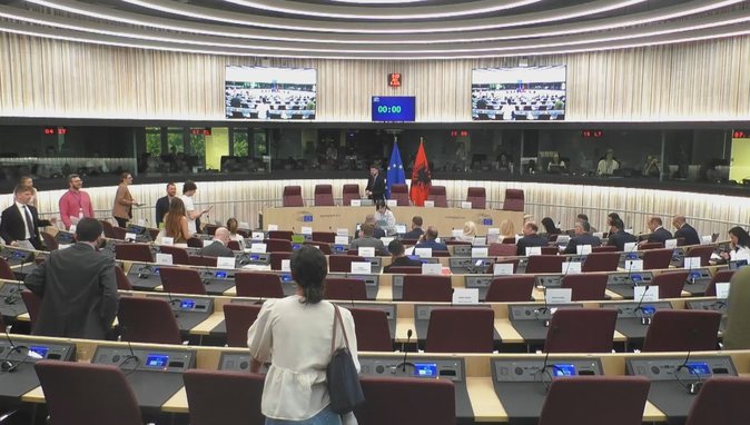 Bie rezoluta në Strasburg, PS rrëzon PD, “Zvërneci” mes diskutimeve me eurodeputetët