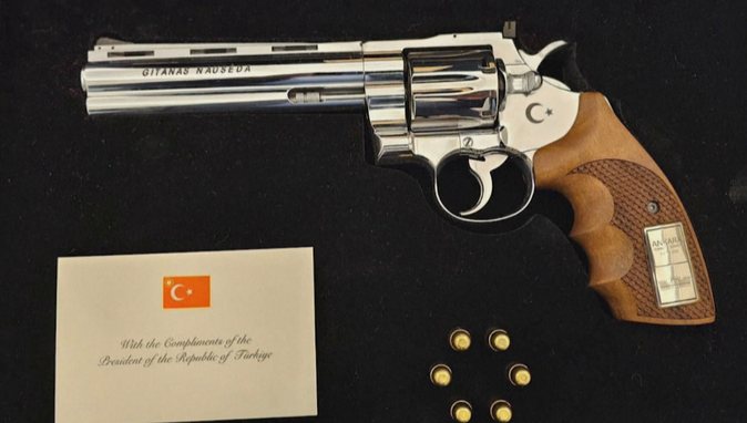 Revolver me fishekë realë, a e morën liderët e NATO-s dhuratën e Erdogan?