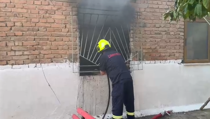 Humbi jetën nga zjarri që përfshiu banesën, 72-vjeçari ia vuri vetë flakën shtëpisë