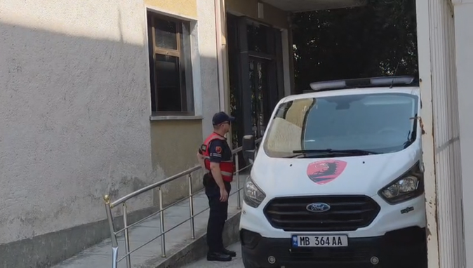  Vajzat që dhunuan 17-vjeçaren dalin para gjykatës, nëna e njërës prej adoleshenteve: Shkolla na dëboi, psikologia qeshi me ne