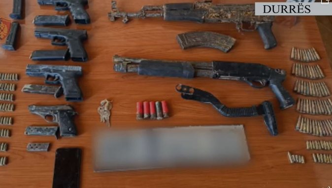 Zbulohet një bazë armësh dhe municionesh në Manzë, arrestohet një 20-vjeçar