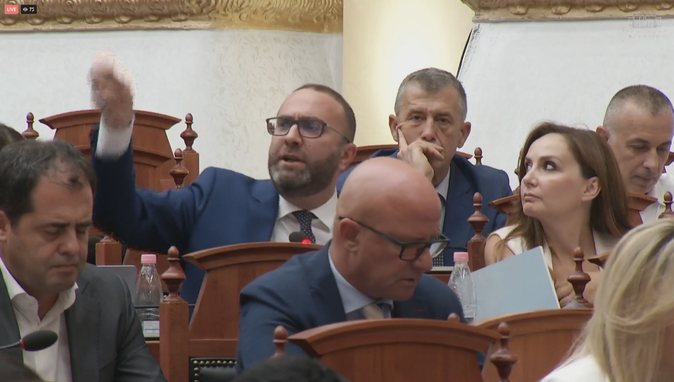 PD rikthehet në Kuvend, bllokon Avokatin e Popullit, risjell kërkesat e protestuesve
