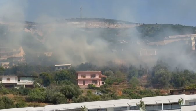 Zjarr mbi tunelin e Vlorës, flakët rrezikuan banesat në zonën e Ujit të Ftohtë