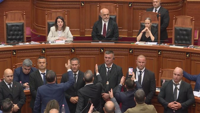 Rama shkon në Kuvend, PD bllokon foltoren, PS kalon direkt në votim