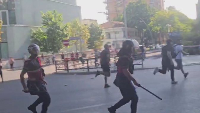 Mbi 20 të shoqëruar, 6 efektivë dhe 11 protestues morën ndihmë mjekësore