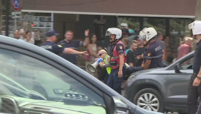 Protesta te Kuvendi, nisin shoqërimet e para