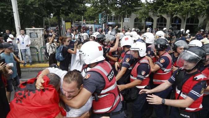 Protesta para Parlamentit, 6 persona të shoqëruar nga policia