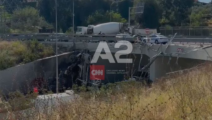 Si betonierja çau gardhin metalik te mbikalimi i TEG dhe zuri poshtë makinën