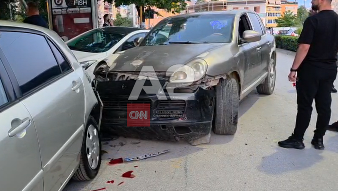 Drejtuesi i “Porsche”-s tentoi të hiqte targën dhe të largohej pasi përplasi dy makina, pengohet nga qytetarët