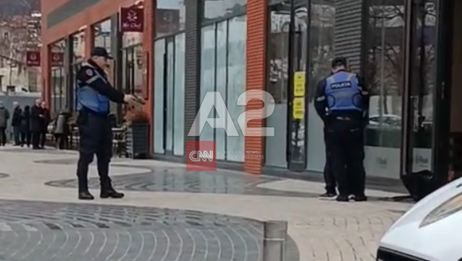 Momenti kur i vihen prangat grabit&euml;sit t&euml; bank&euml;s