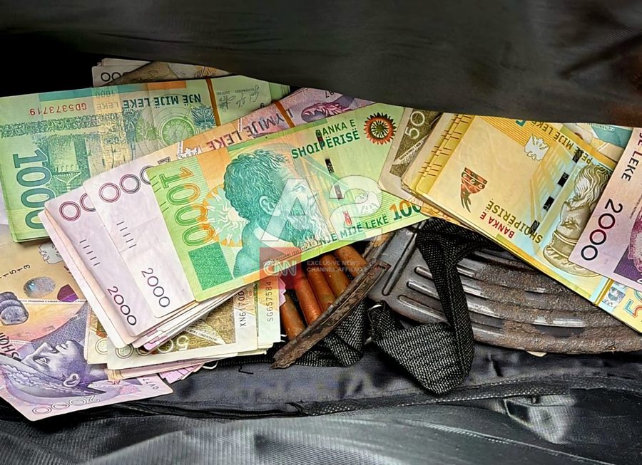 Hyri n&euml; bank&euml; me 2 kallashnikov&euml;, A2 CNN ka siguruar foto nga