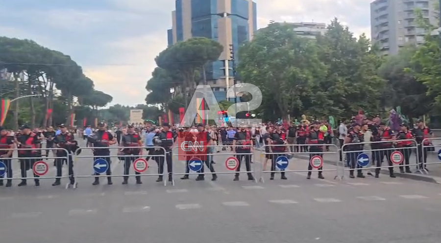 Ndeshja Shqip&euml;ri-Izrael, policia vendos gardh metalik te ura e Lan&euml;s