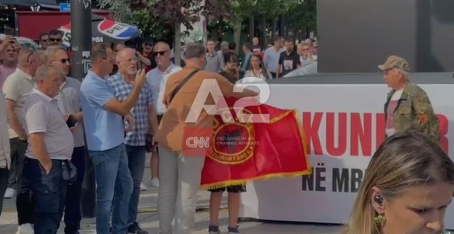 Bluza, flamuj e pankarta në mbështetje të Thaçit dhe