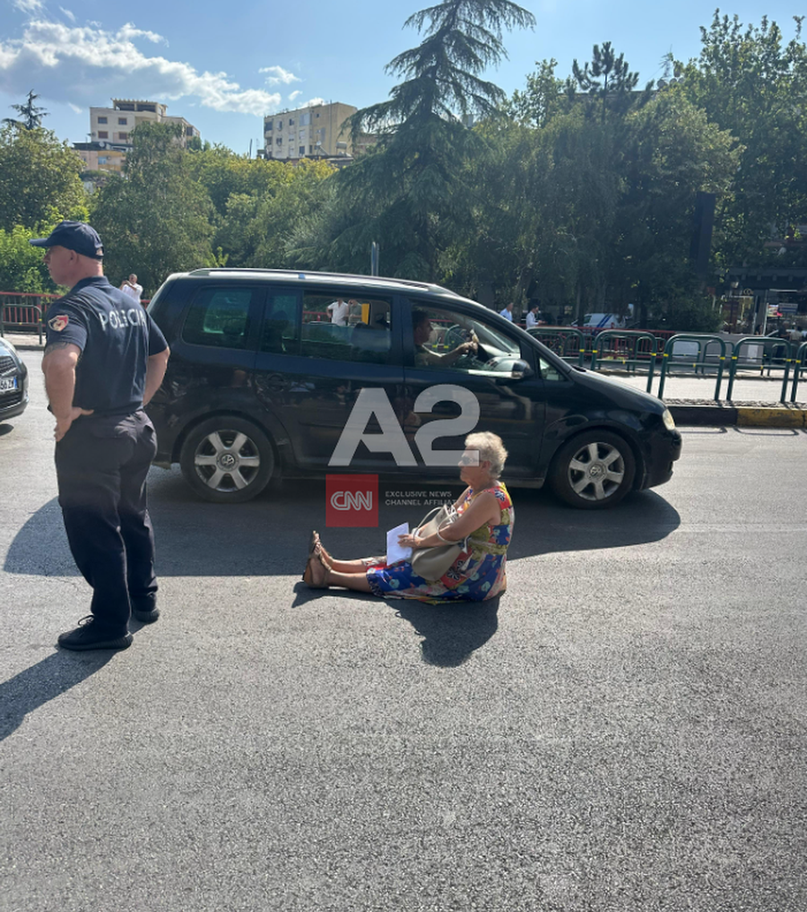 “Fikni makinat”, protestuesit bllokojnë qarkullimin te Rruga e