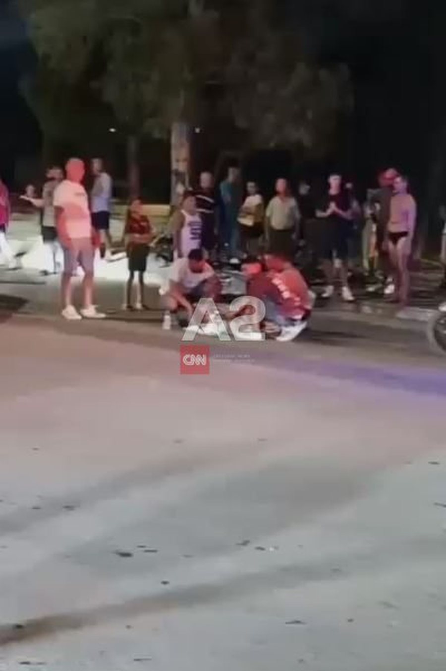 Aksident në Lungomare në Vlorë, makina përplaset me motorin