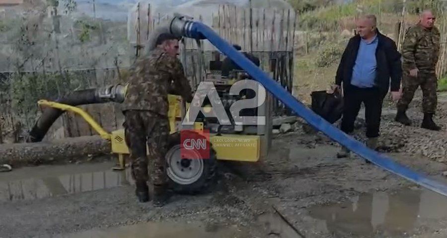 Novosela nën ujë, ushtria nis largimin e ujit dhe evakuimin e