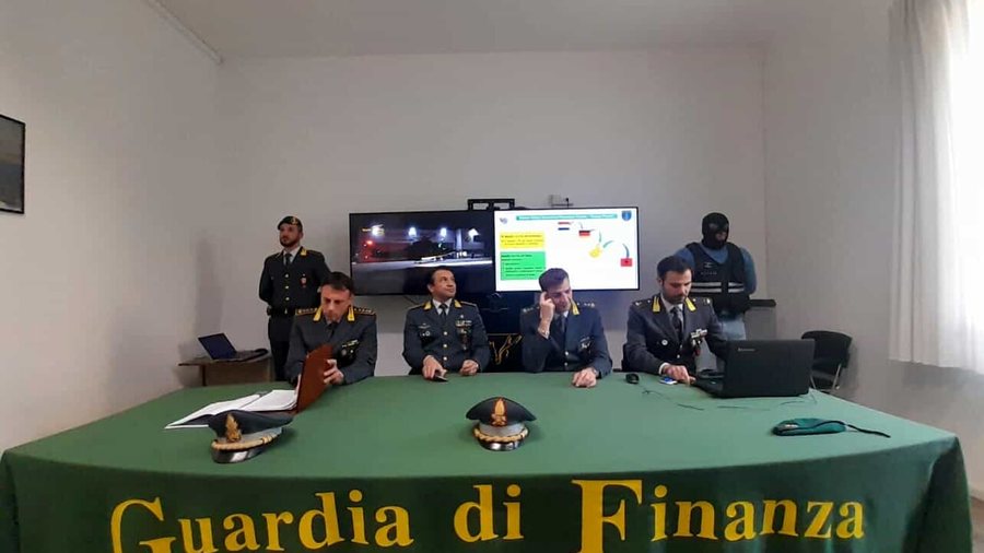 Kapet një sasi e madhe marijuane në Itali, ishte fshehur në