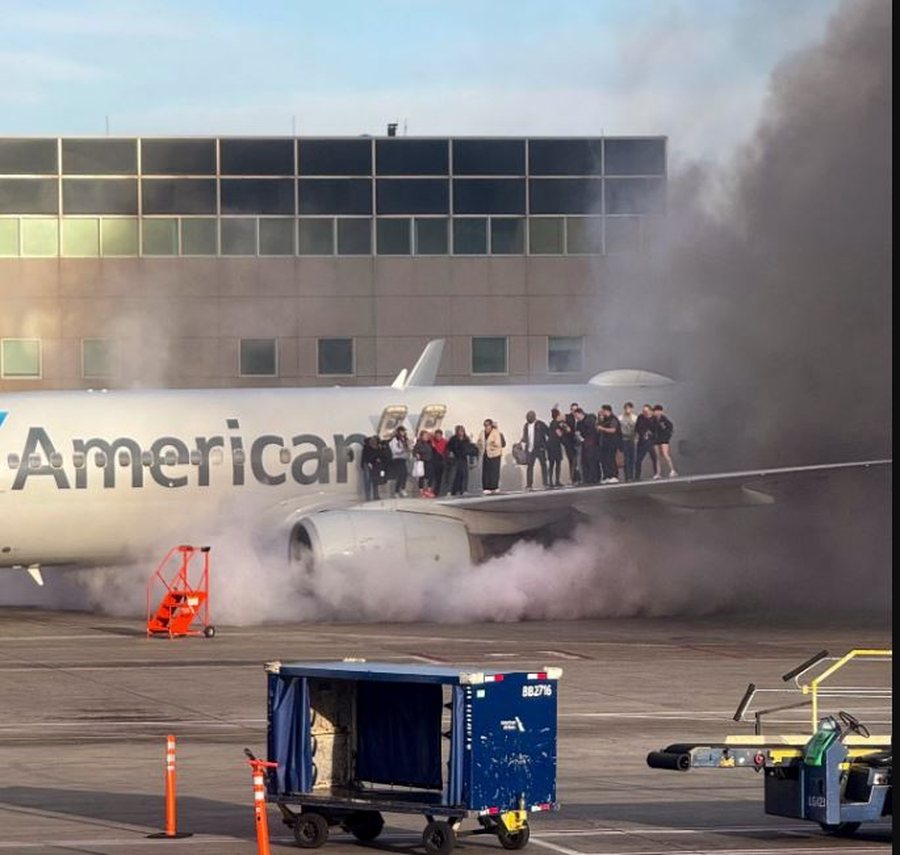 Merr flakë avioni i American Airlines në Denver