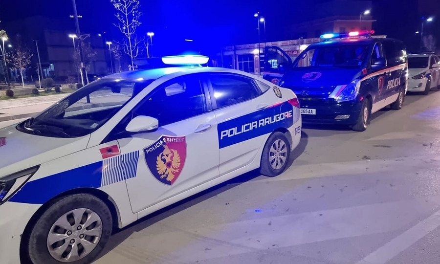 Shoqërohet se kundërshtoi policin, në komisariat thyen edhe