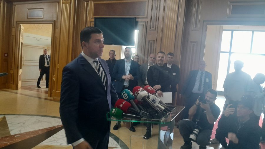 Krasniqi pas takimit me Kurtin: S’jam i bindur se do ta ndërrojë