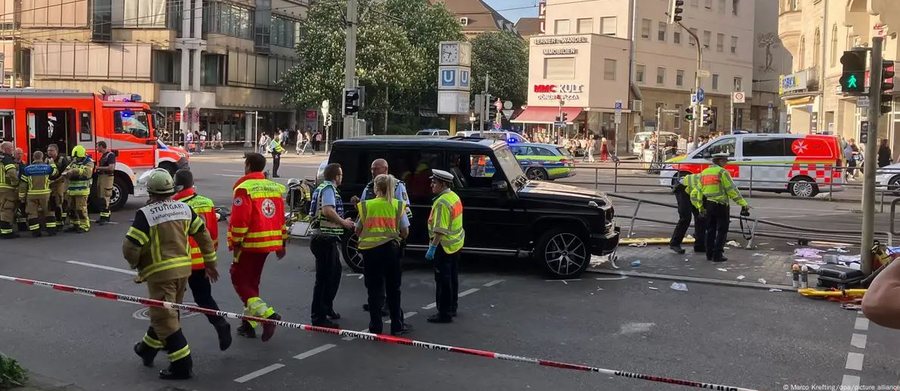 Makina përplaset me turmën në Stuttgart, arrestohet shoferi