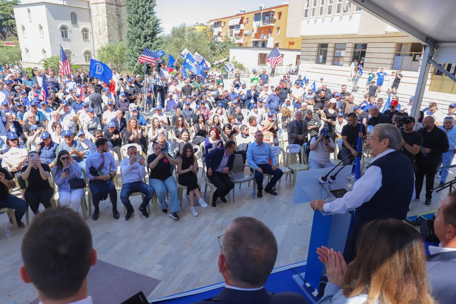 Berisha në Peqin, premton pension minimal 200 euro dhe rritje pagash brenda