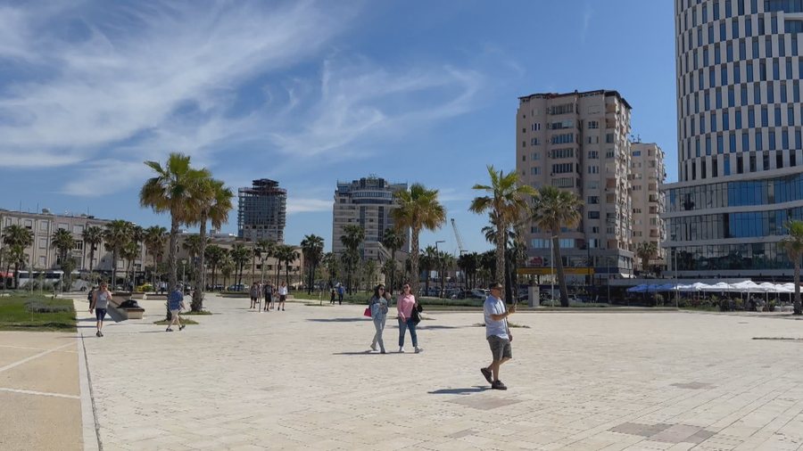 Pranverë në Durrës, pushuesit e huaj zgjedhin mes plazhit