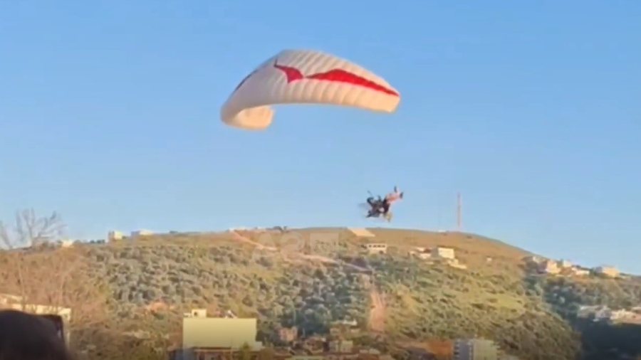 Parashutisti bie keq në bregdet, shikoni momentin e frikshëm