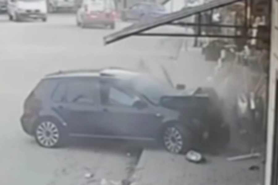 "Fluturoi" në ajër policin teksa drejtonte mjetin i dehur,