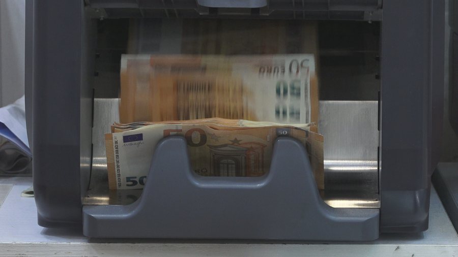 "River" of euros in Albania, elections and tourists are highlighting