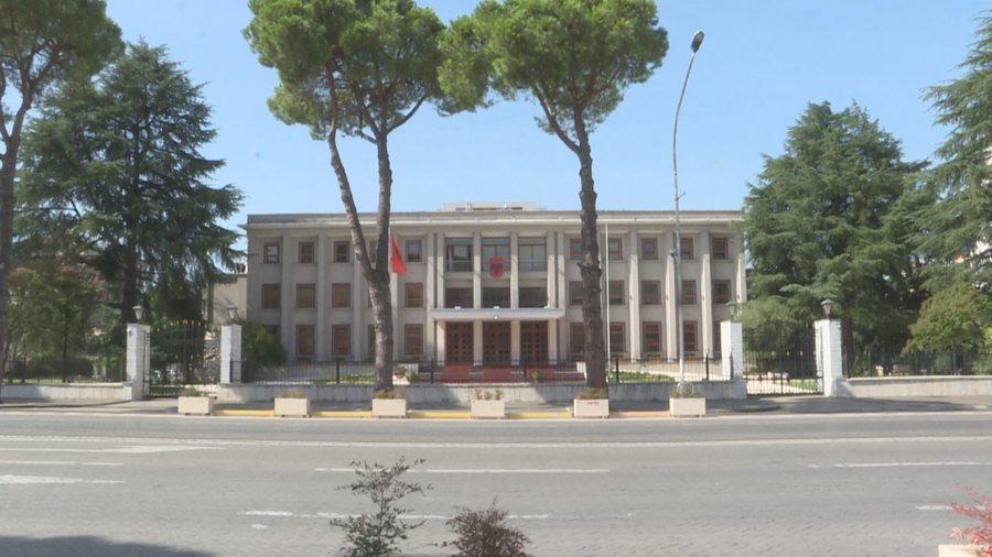 Dekorata apo dekrete, Presidenca shpenzoi 2.3 milionë euro gjatë vitit