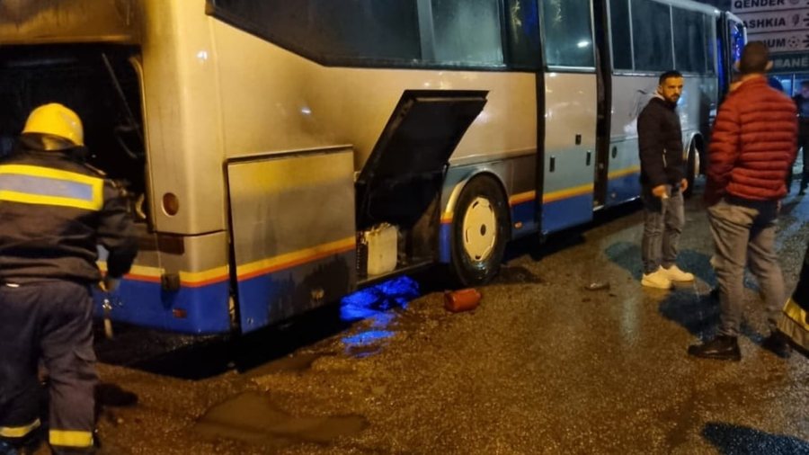 Përfshihet nga flakët një autobus në Sarandë
