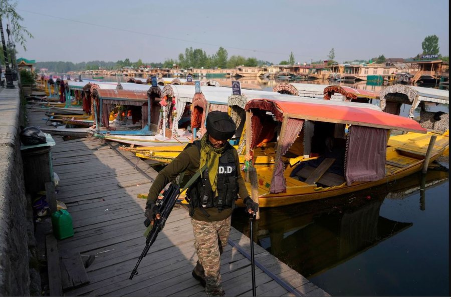 India sulmon Pakistanin pas masakrës në Kashmir, urdhërohet