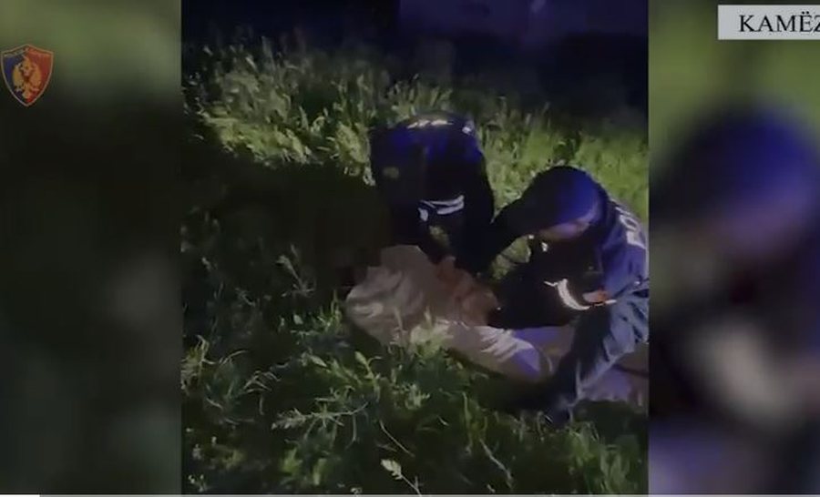 A young man who was carrying a gun was arrested in Kamëz after trying to